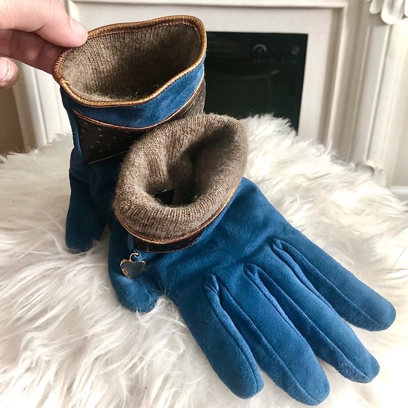 💙✨ MOSCHINO ✨💙 Leather & Cashmere Gloves w/ Metal Heart & gold fleck accents - Picture 6 of 16
